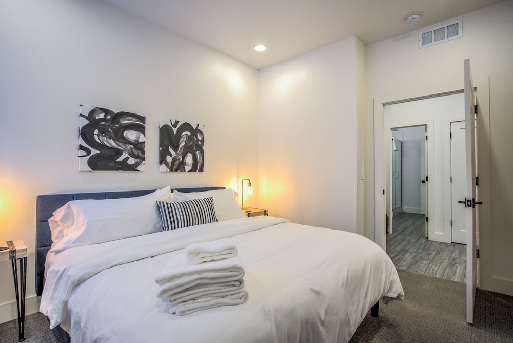 2bdmodern Garden Level perfectoff Downtown Area in Colorado Springs, United States