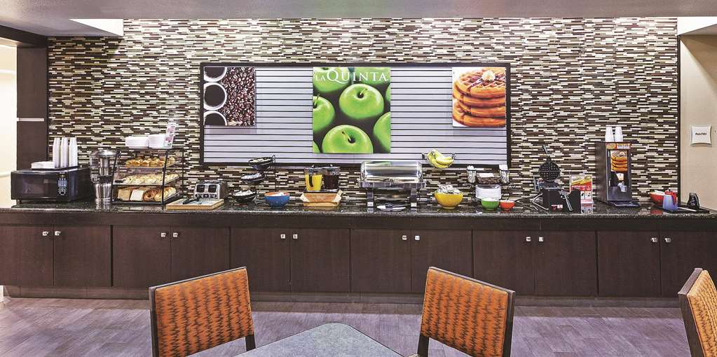 La Quinta Inn & Suites by Wyndham Houston Hobby Airport - photo 26