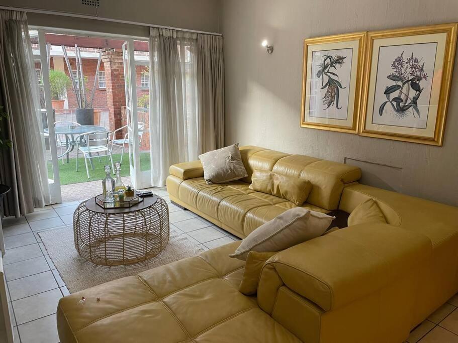 Lovely Spacious Two Bedroom Apartment — 4-Star Luxury Hotel in Johannesburg, South Africa
