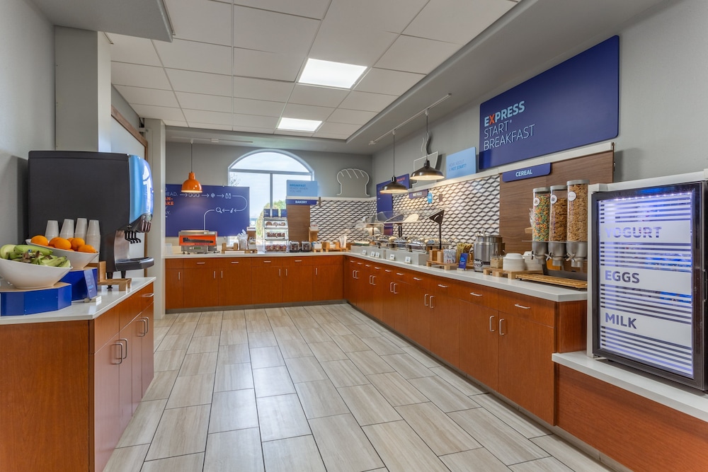 Holiday Inn Express Hotel & Suites Rockford Loves Park by IHG - photo 45