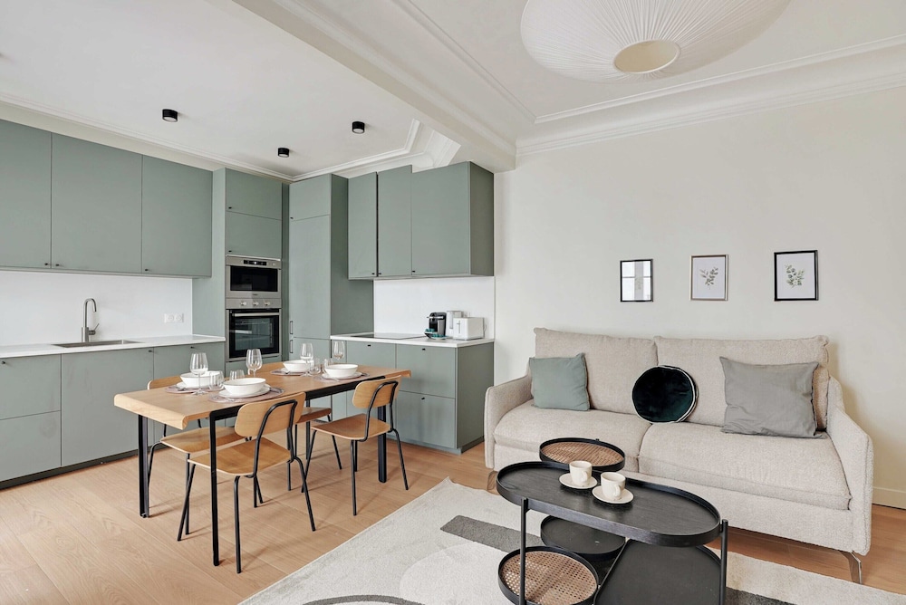 Authentic Apartment 3br 8p Clignancourt — 4-Star Luxury Hotel in Paris, France