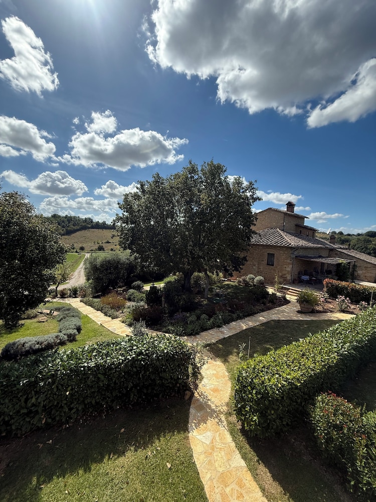 Agriturismo Podere La Paolina — 4-Star Luxury Hotel in Torrita Di Siena, Italy
