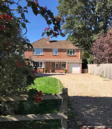 Barnfield Bed And Breakfast 15387986 — Downton