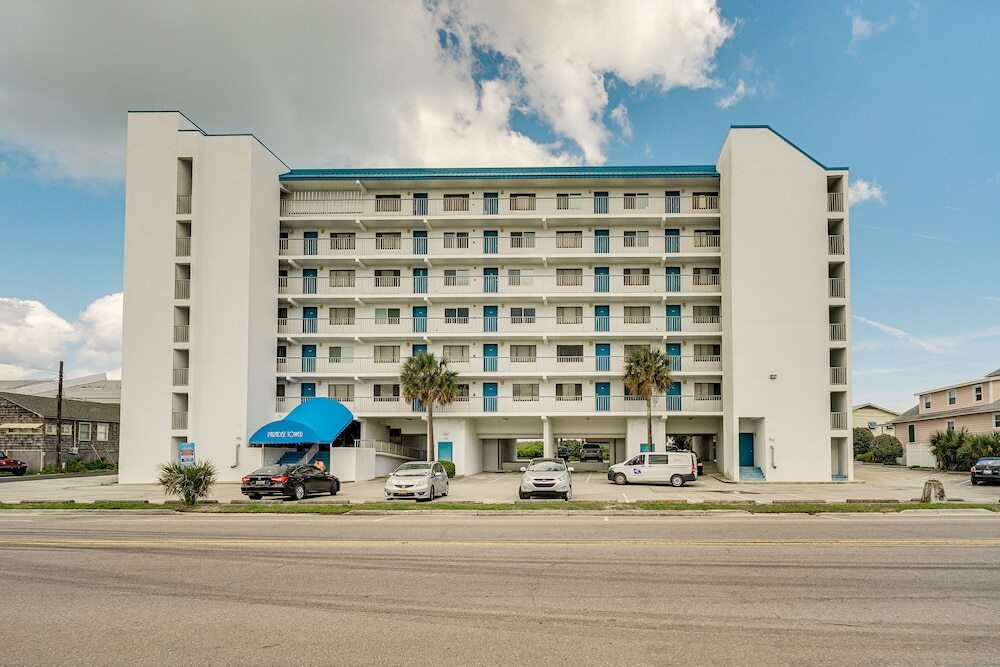 Bright Carolina Beach Condo Public Beach On Site — 4-Star Luxury Hotel in Carolina Beach, United States