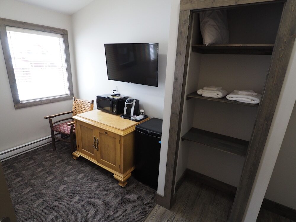 Apex Lodge 2 Studio Bedroom 1 Bathroom Hotel Room in Penticton, Canada