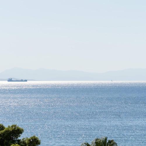 2 BD Luxury Apt Sea View Balcony near the beach — 4-Star Luxury Hotel in Athens, Greece