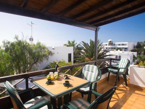 2BR Beach House Solarium & Shower Terrace 12 — 4-Star Luxury Hotel in Puerto Del Carmen, Spain