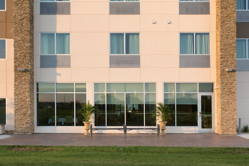Holiday Inn Express and Suites Lincoln I 80 by IHG - photo 27