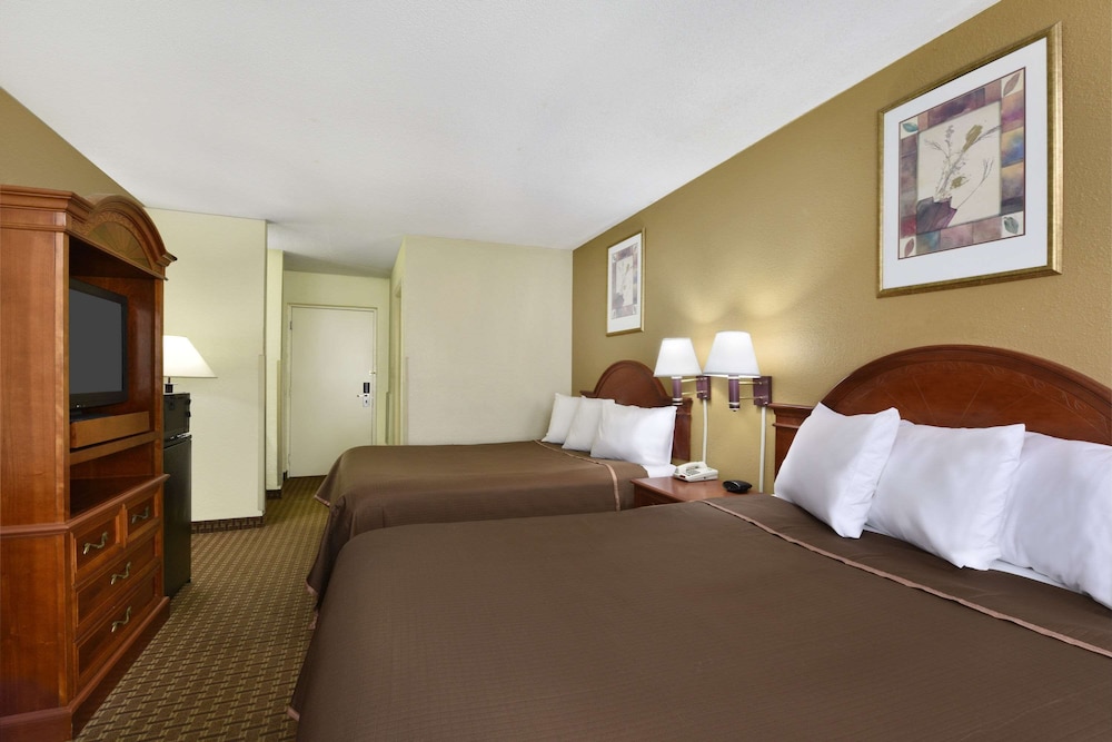 Howard Johnson Hotel & Suites by Wyndham Allentown Dorney - photo 21