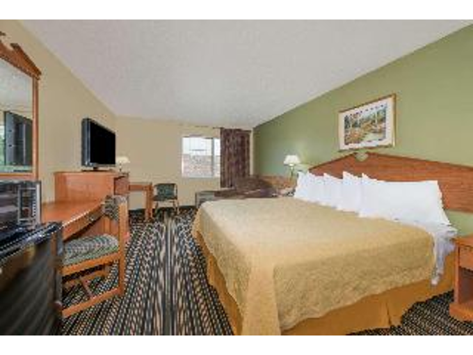 Days Inn by Wyndham Ottumwa - photo 10