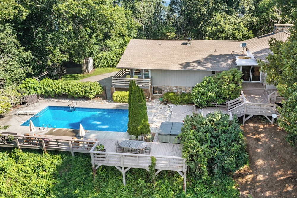 Asher by AvantStay Mountain Escape PoolSpa in Asheville, United States