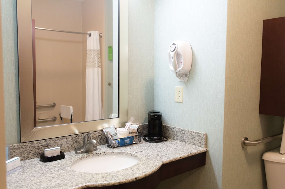 Hampton Inn & Suites Middlebury - photo 28