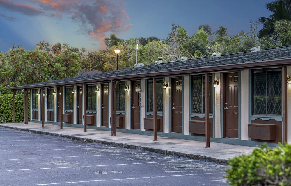 Spinnaker Inn of Naples - photo 32