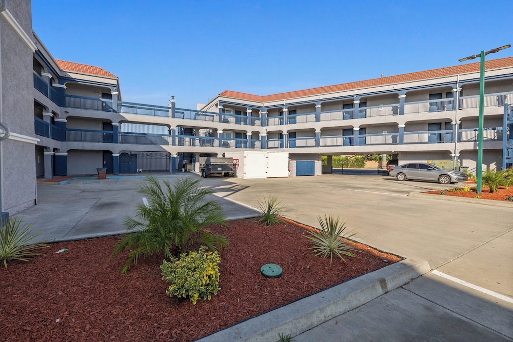 Downey Inn Luxury Suites - photo 21