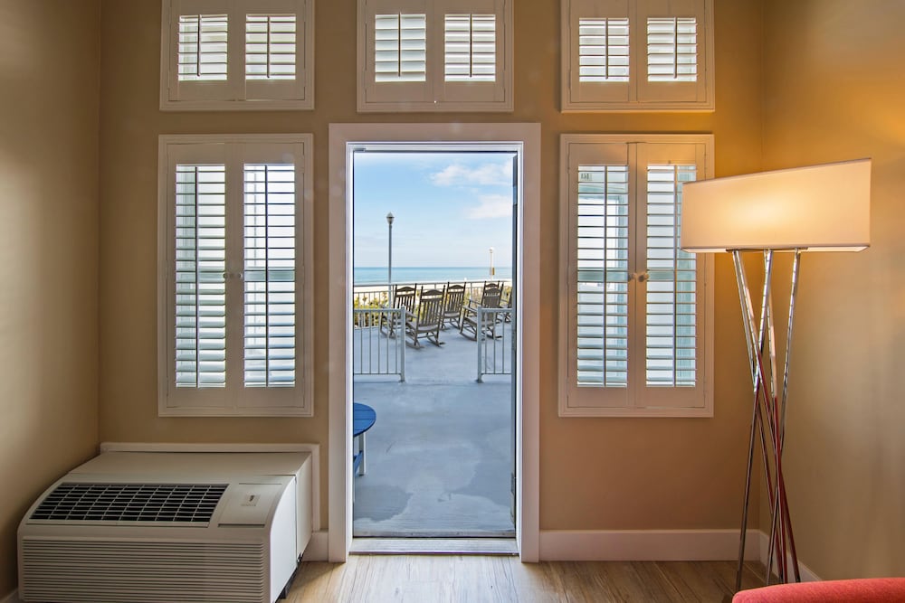Commander Hotel & Suites - photo 12
