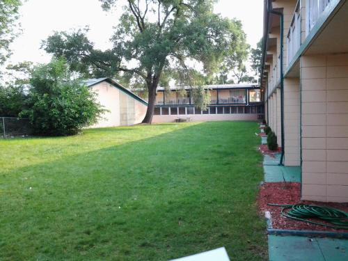 Budgetel Inn & Suites Hotel - photo 19