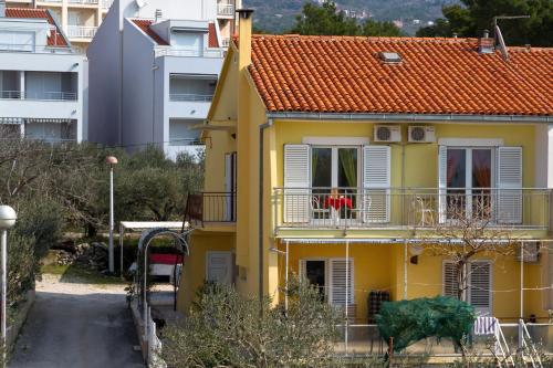 Apartmani Asja — 4-Star Luxury Hotel in Baska Voda, Croatia