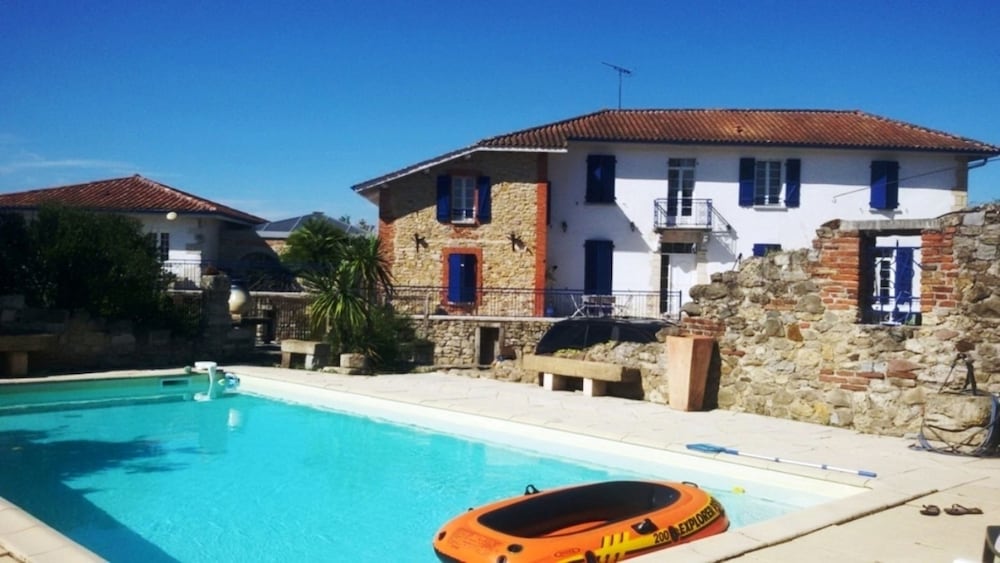 Laratger - carbon neutral hotel in Narrosse
