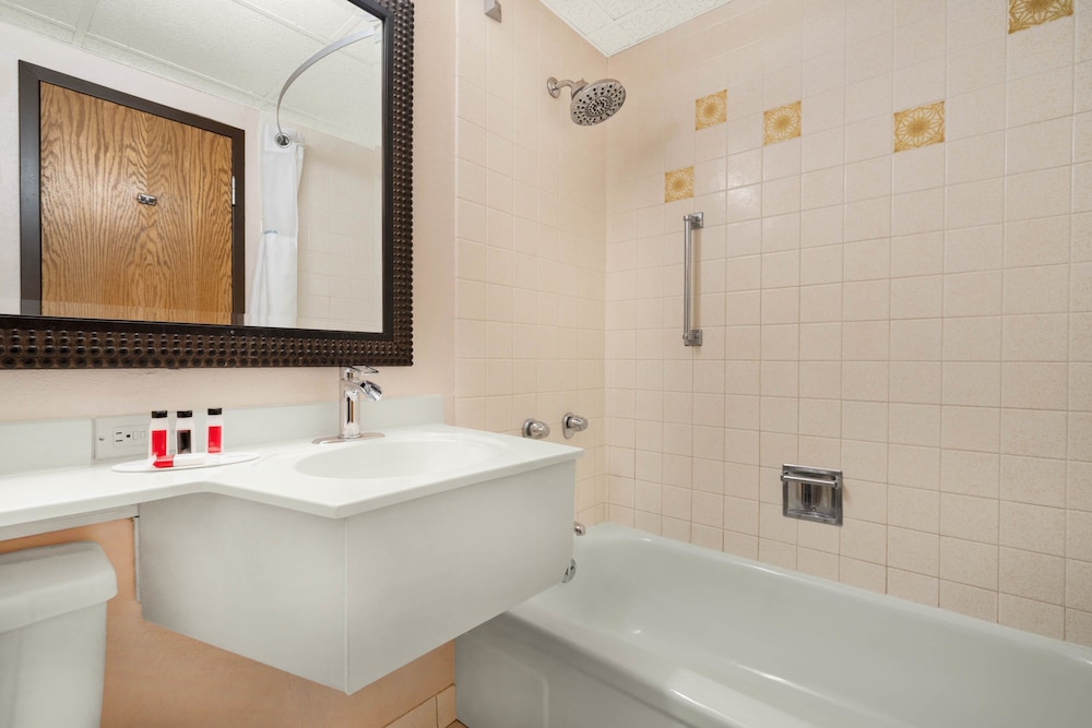 Ramada by Wyndham Albert Lea - photo 59