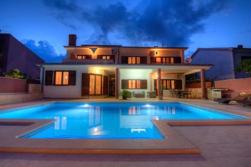 Villa Komel with Pool — 4-Star Luxury Hotel in Fazana, Croatia