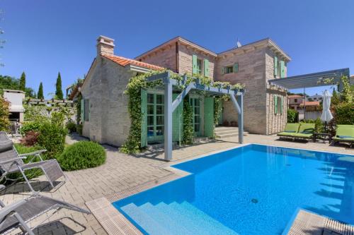 Luxury villa with a swimming pool Liznjan Medulin 16329 — 4-Star Luxury Hotel in Liznjan, Croatia
