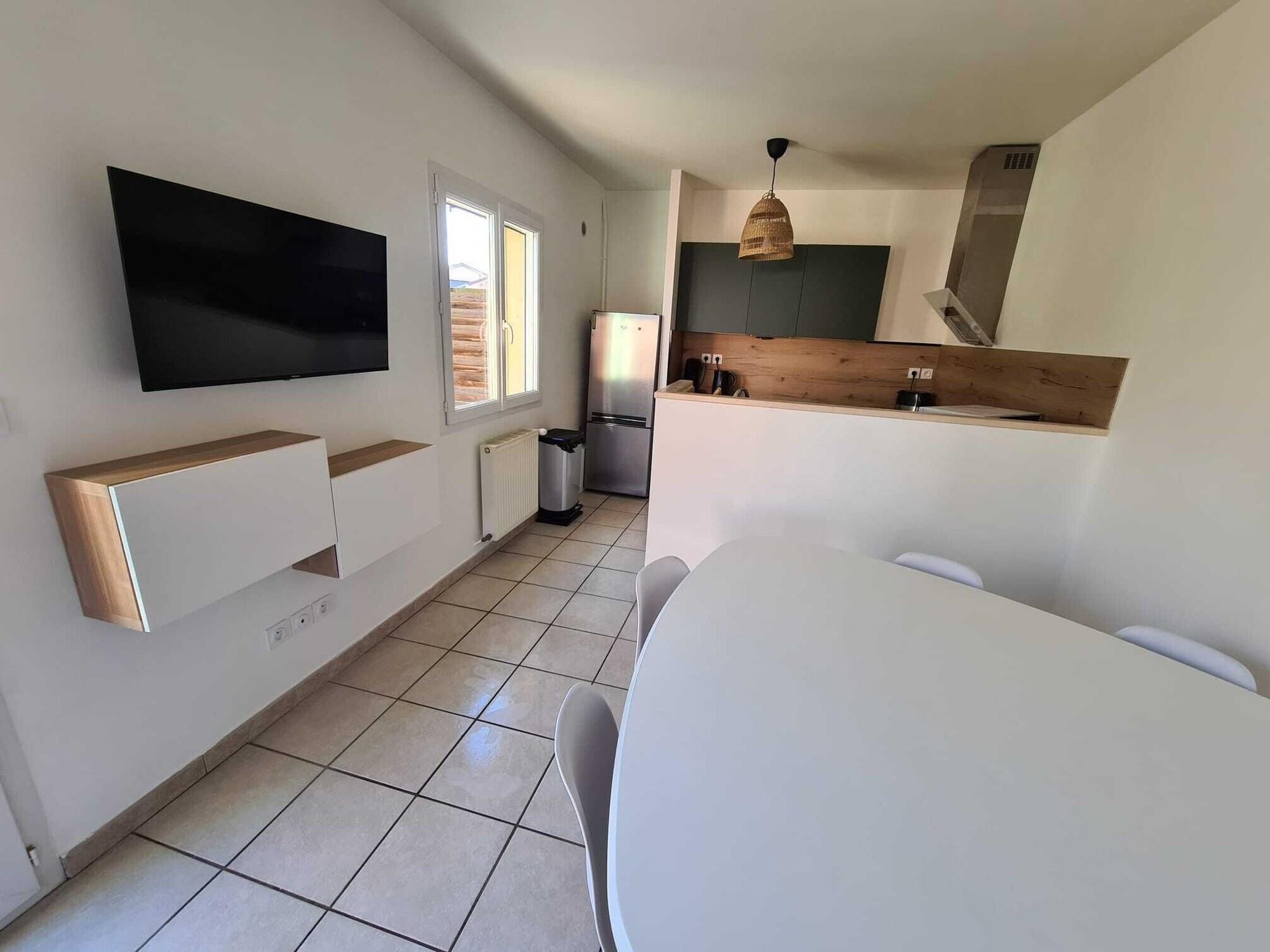 Casa Papidou Charmante Maison Au Calme — 4-Star Luxury Hotel in Jonage, France
