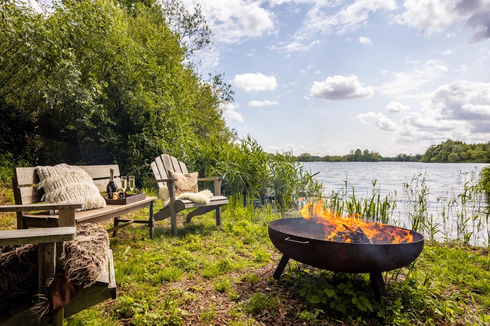 The Lakeside Viewing Gallery — 4-Star Luxury Hotel in Reading, United Kingdom