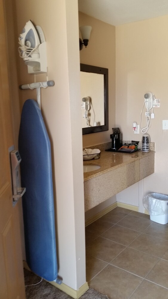 Lakeview Inn & Suites - photo 19