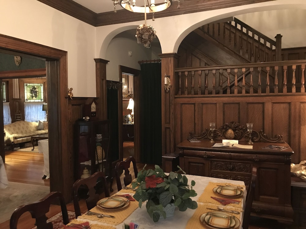 Brass Pineapple Inn - photo 2