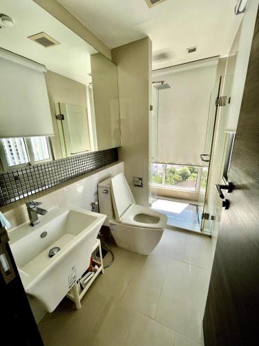 Condo 3 min walk to BTS Sky pool Gym Wifi Self check in at pickup point