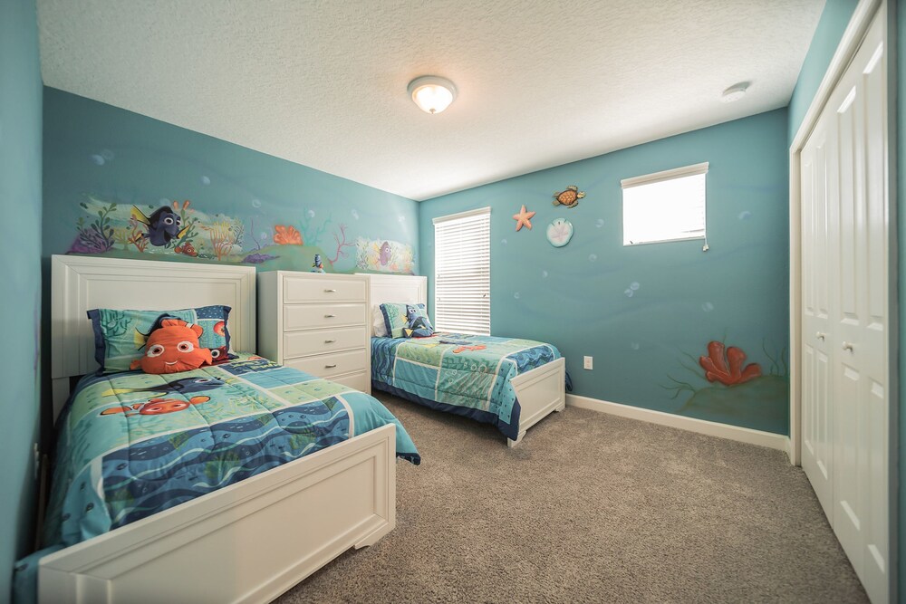 Modern 5BR5BA Vacation Home with Private Pool CG1593 — 4-Star Luxury Hotel in Davenport, United States