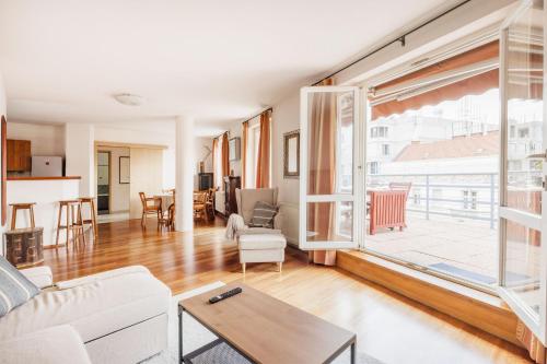 Bright and Spacious Penthouse w Terrace & Parking — 4-Star Luxury Hotel in Budapest, Hungary