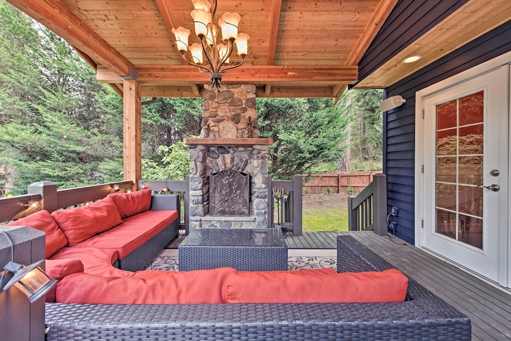Beautiful Wine Country Home with Hot Tub and Lake View — 4-Star Luxury Hotel in Woodinville, United States