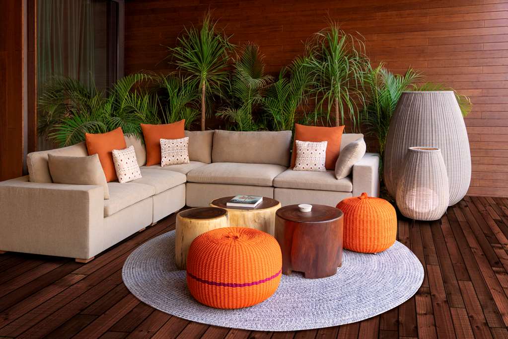 Beachfront Lanai Pool Suite - Living Room