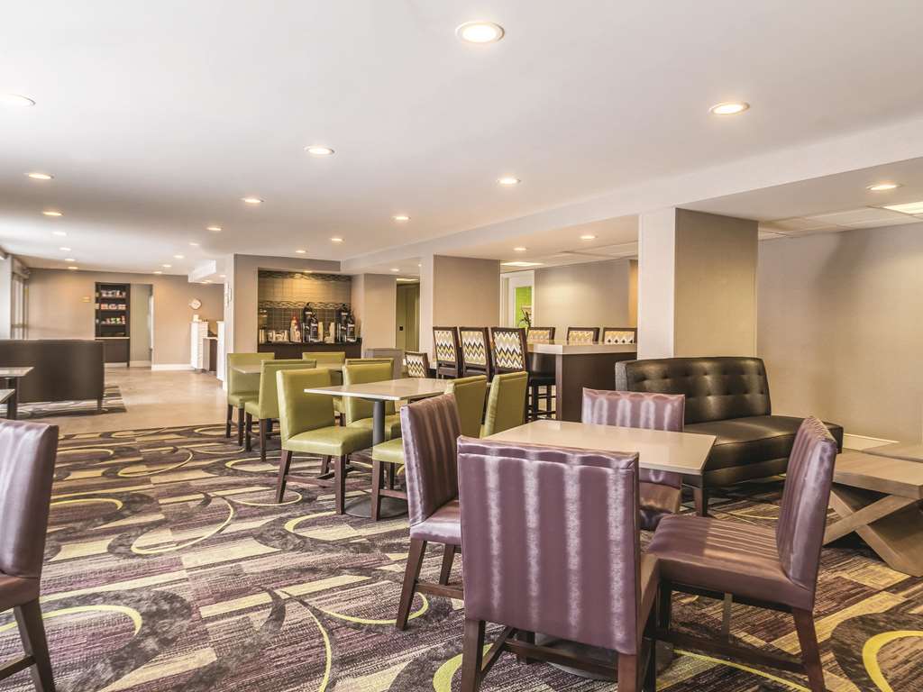 La Quinta Inn & Suites by Wyndham Cleveland Airport North - photo 41