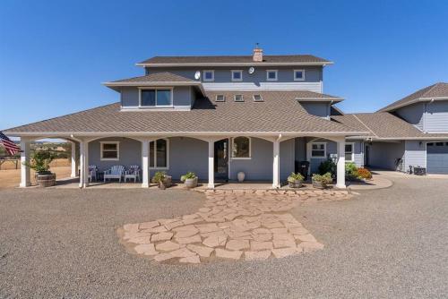 Whispering Oaks Manor Pets Ok Spa Game room in Paso Robles, United States