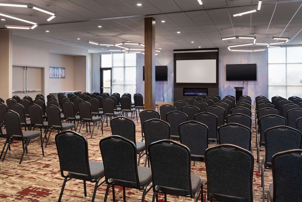 Hilton Garden Inn Visalia - photo 32