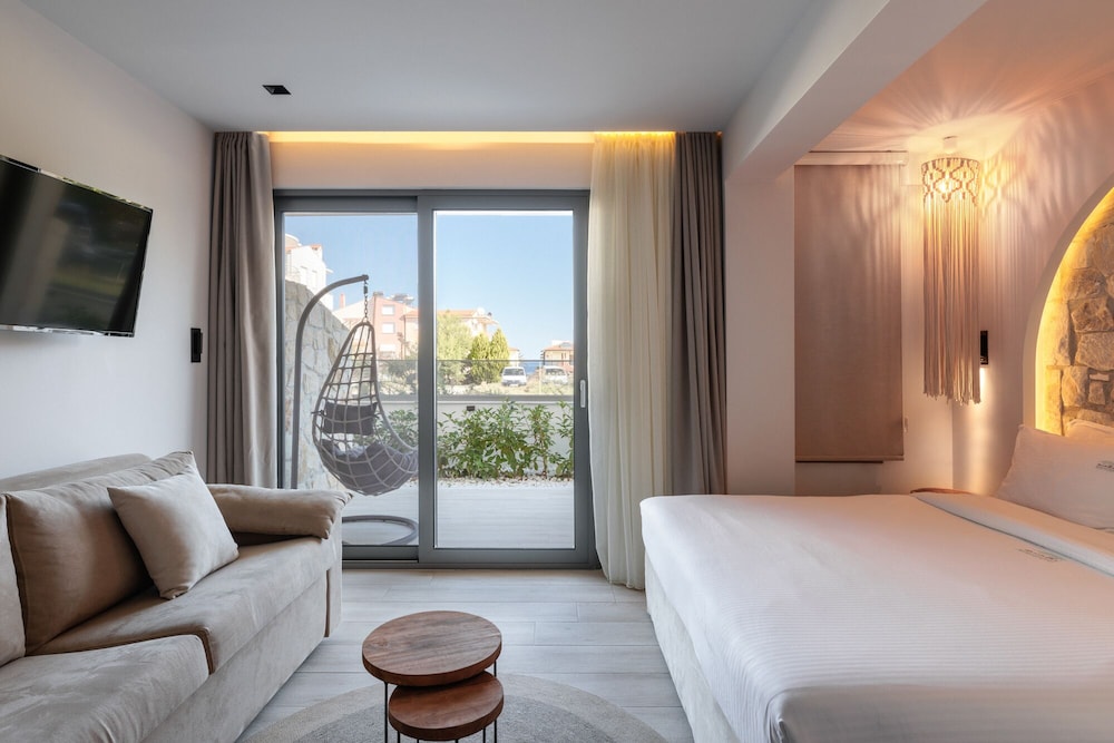 Amalthia Luxury Suites — Kassandreia