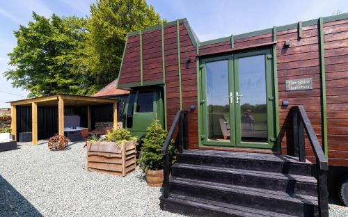 The Shire Luxury Converted Horse Lorry with private hot tub Cyfie Farm — hotel in Llanfyllin