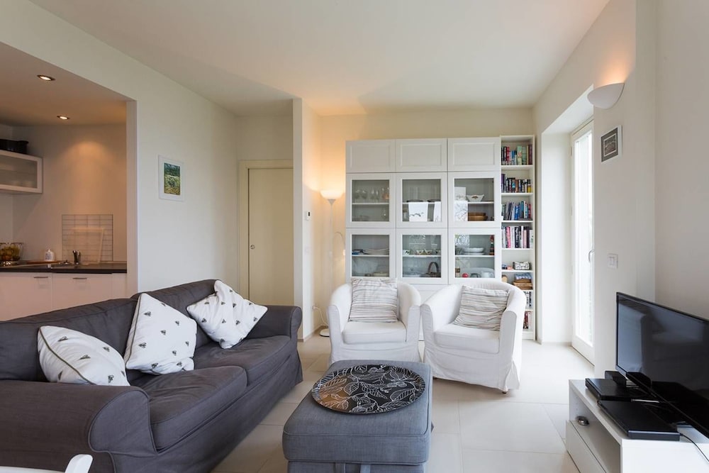 Contemporary 3 Bed Italian Lakes Villa Lake Views Wifi BBQ — 4-Star Luxury Hotel in Massino Visconti, Italy