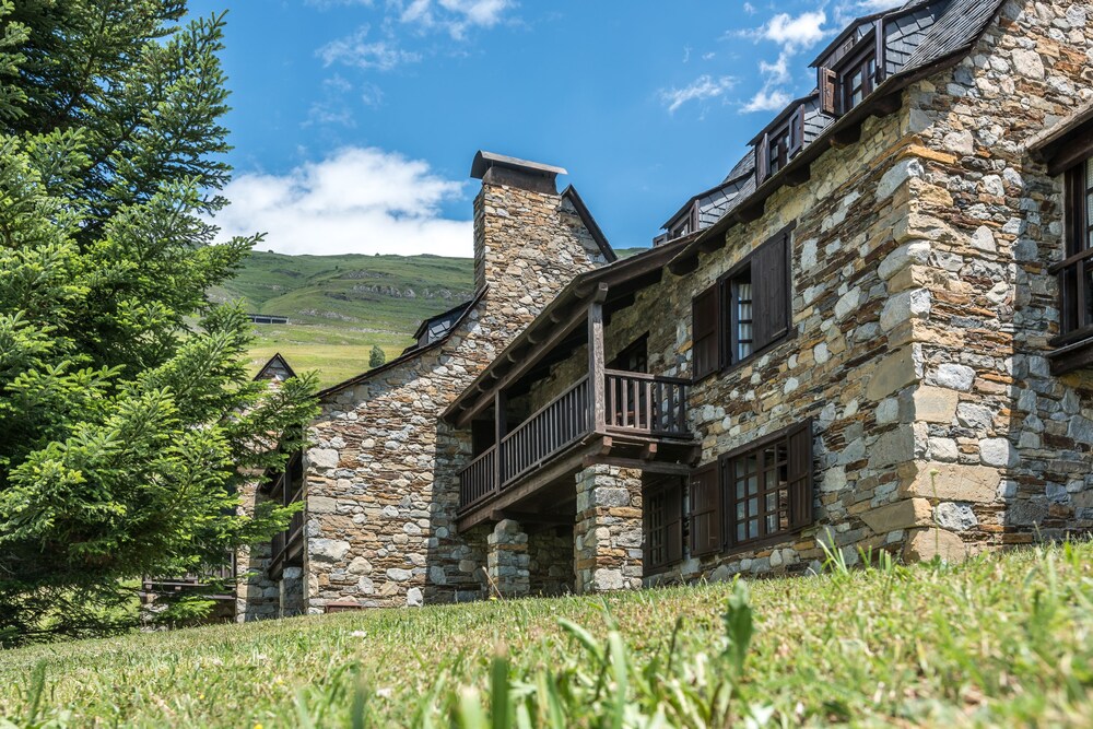 Pleta Baqueira Luxe By Feelfree Rentals — 4-Star Luxury Hotel in Vielha, Spain