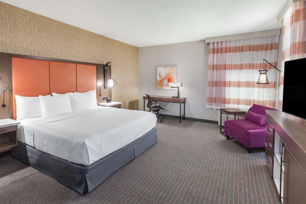 La Quinta Inn & Suites by Wyndham Houston East at Sheldon Rd - photo 14