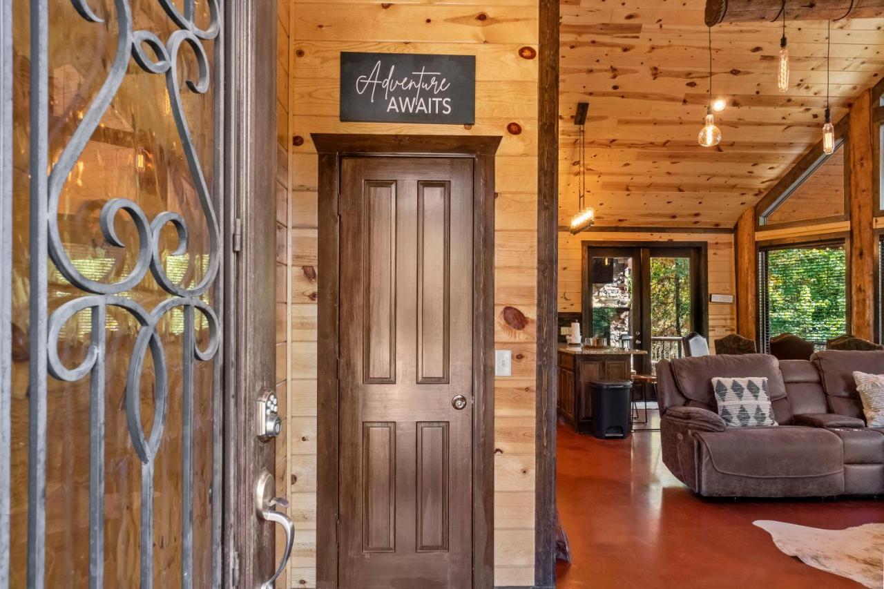 Amethyst Moon Loft Wrap Around Porch Hot Tub Fireplaces Free Firewood in Broken Bow, United States