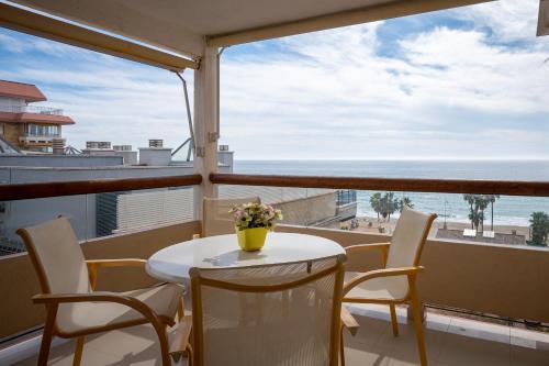 AT100 Apartamento alto con las vistas del mar — 4-Star Luxury Hotel in Torredembarra, Spain