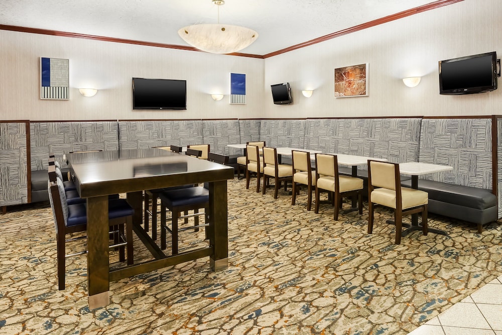 Crowne Plaza Columbus North Worthington by IHG - photo 37