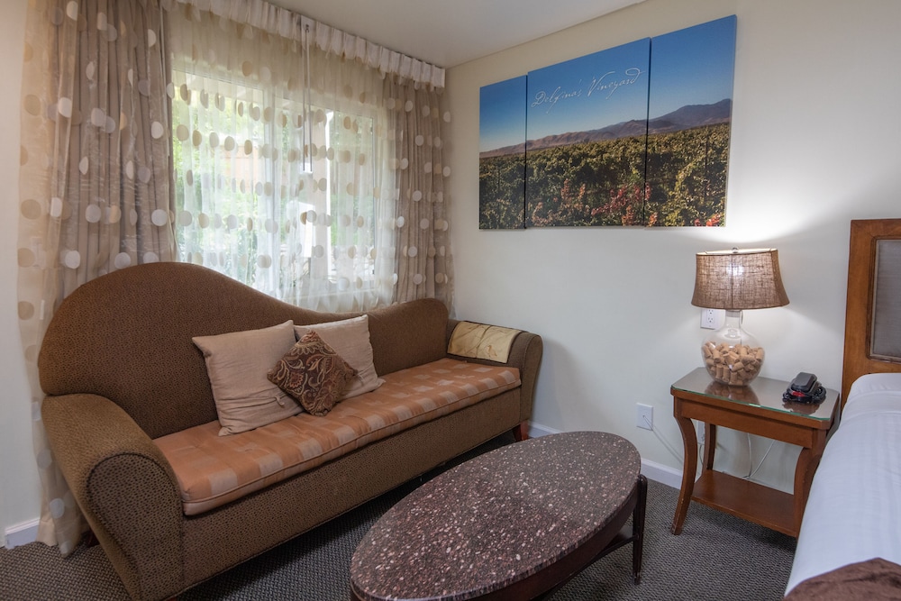 Vendange Carmel Inn & Suites - photo 11