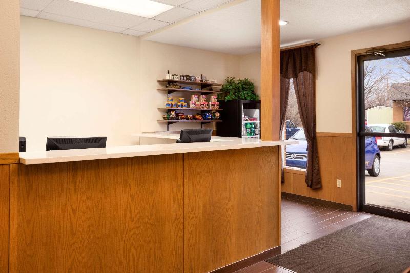 Super 8 by Wyndham Pittsburg KS - photo 4