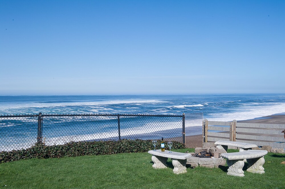 Oceanfront Solitude — 4-Star Luxury Hotel in Depoe Bay, United States