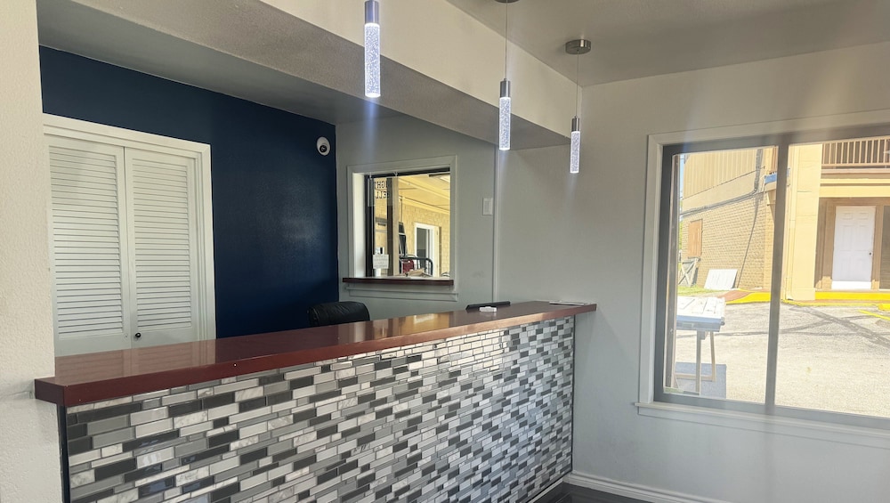 Xecutive Inn and Suites - photo 2