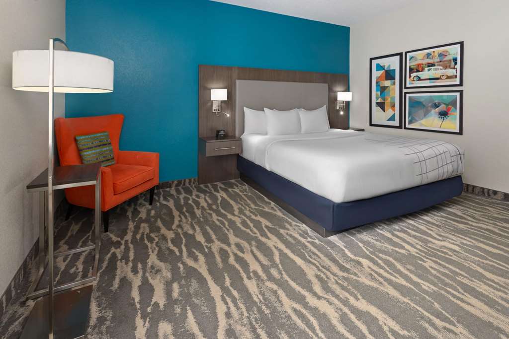 La Quinta Inn & Suites by Wyndham Kokomo - photo 16